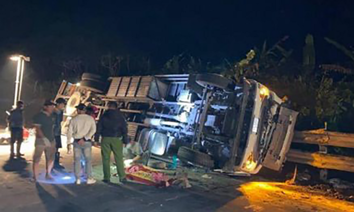 Xe tải tông xe cẩu trên đèo Lò Xo, 2 người thương vong