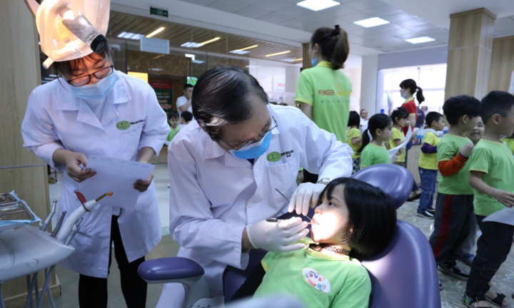 Trường Đại học Kinh doanh và Công nghệ Hà Nội khám miễn phí răng miệng