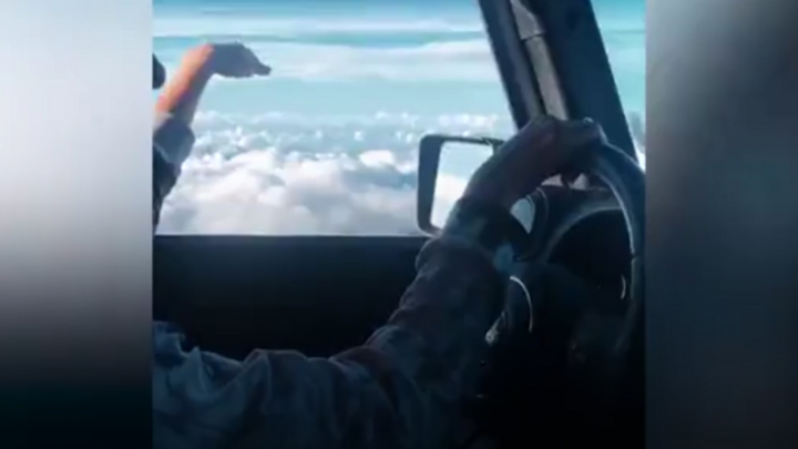 Video: Khoảnh khắc chiếc ô tô bay lơ lửng giữa tầng mây 