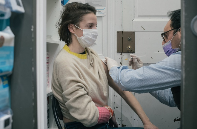 Tìm ra nguyên nhân gây đông máu sau tiêm vaccine COVID-19 AstraZeneca