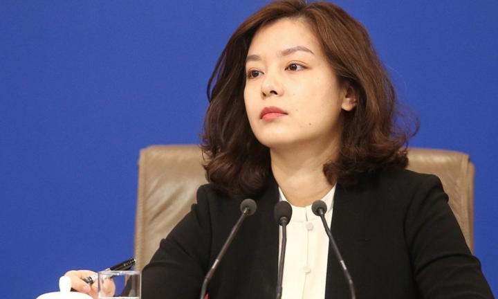 Nữ phiên dịch xinh đẹp gây ‘bão’ tại cuộc hội đàm Mỹ-Trung