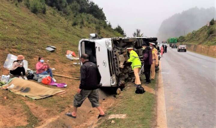 Xe khách lật ở Sơn La, 2 người thương vong