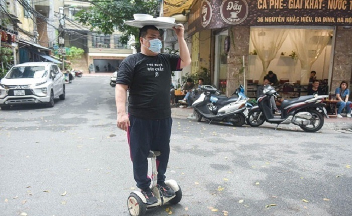 Video: Độc đáo dùng xe điện cân bằng vận chuyển phở ở Hà Nội 