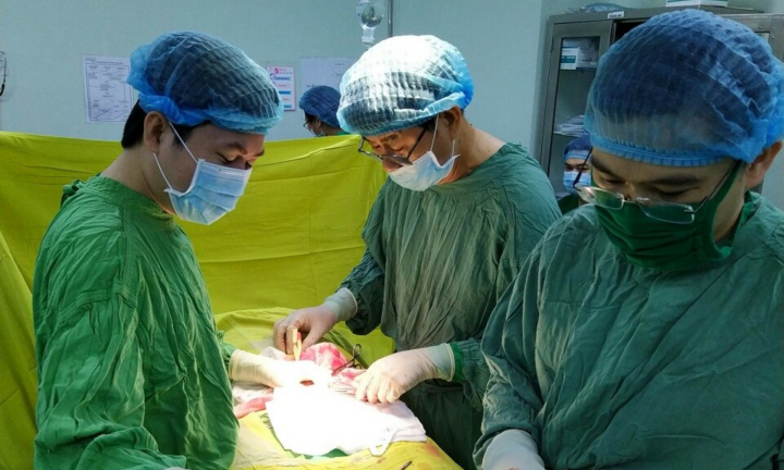 Người đàn ông bị biến dạng dương vật sau khi bơm silicon để tăng kích thước