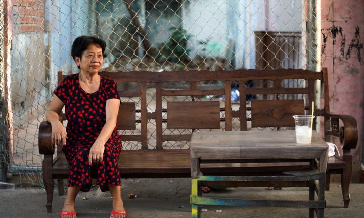 Cuộc sống khác xa phim 'Bố già' ở hẻm TP.HCM