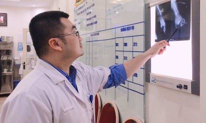Cho tay vào máy xay hoa quả, bé 2 tuổi bị dập nát bàn tay