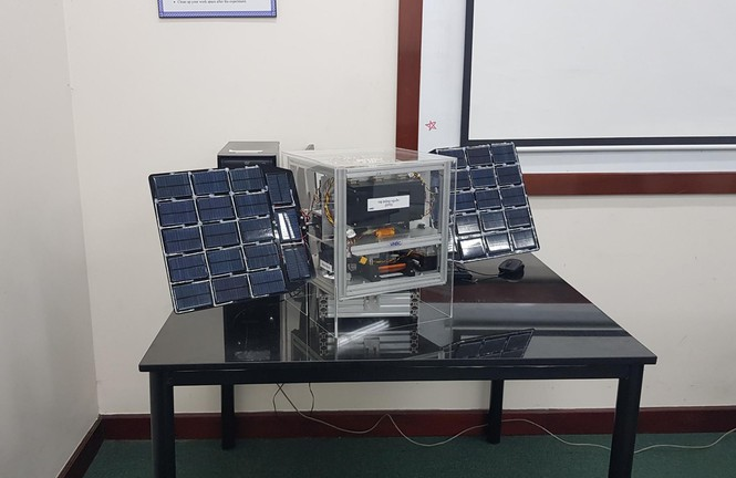 Vệ tinh do Việt Nam chế tạo được chuyển giao cho trường đại học