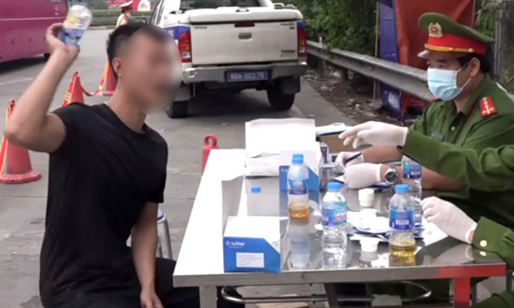 Tài xế vứt mẫu thử, giật giấy phép lái xe khi test nhanh dương tính với ma túy