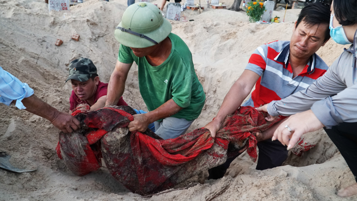 Video: Bốc mộ cho cá voi tại nghĩa địa cá lớn nhất Việt Nam 