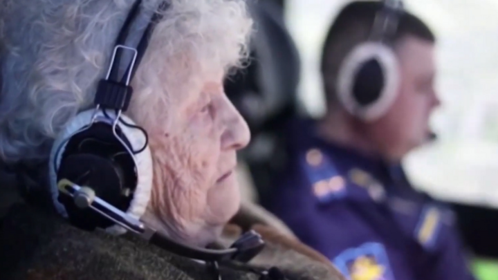 Video: 'Cụ bà thép' 99 tuổi lái máy bay chiến đấu mô phỏng ở Nga