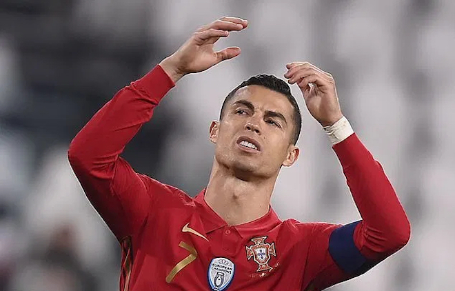 Ronaldo ném băng đội trưởng, Bồ Đào Nha bị Serbia cầm hòa