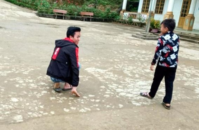 Cảm phục nghị lực cậu học trò người Mông đến trường bằng đôi tay