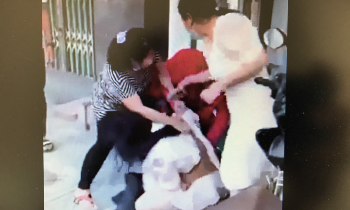 Clip cô gái bị nhóm người túm tóc lôi xềnh xệch, lấy dép tát đôm đốp vào mặt