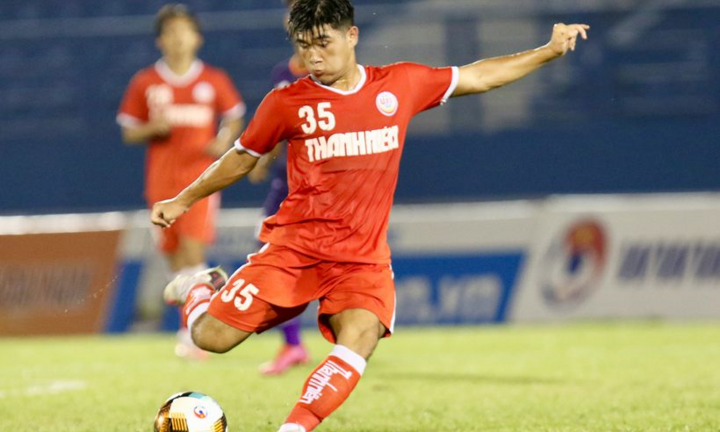 Video: Cầu thủ trẻ Việt Nam lập siêu phẩm từ giữa sân