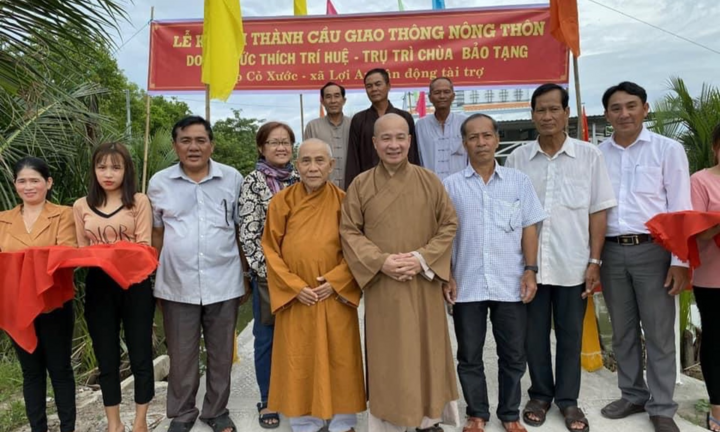Đại đức Thích Trí Huệ xây cầu cho dân nghèo miền Tây