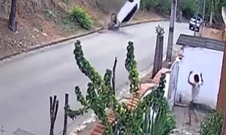 Video: Khoảnh khắc ô tô từ trên núi lao xuống đường tại Brazil