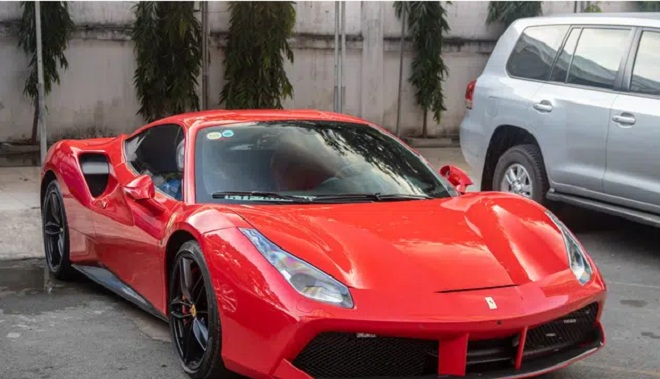 Soi siêu xe Ferrari 488 GTB Tuấn Hưng vừa bán 