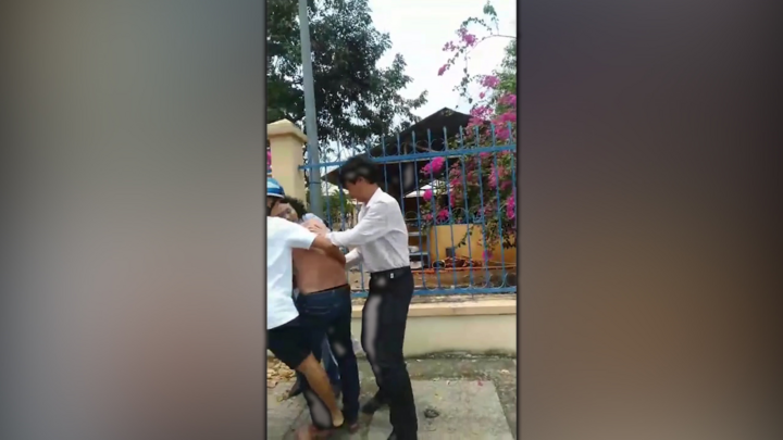 Video: Giật dây chuyền, hai tên cướp bị người phụ nữ kéo ngã giữa đường