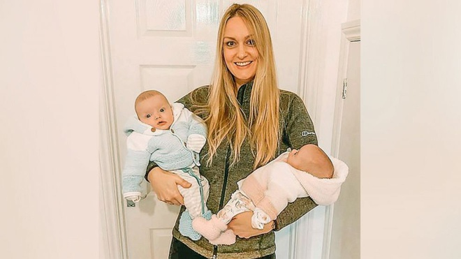 Cặp song sinh hiếm gặp, mỗi bé được thụ thai cách nhau 3 tuần