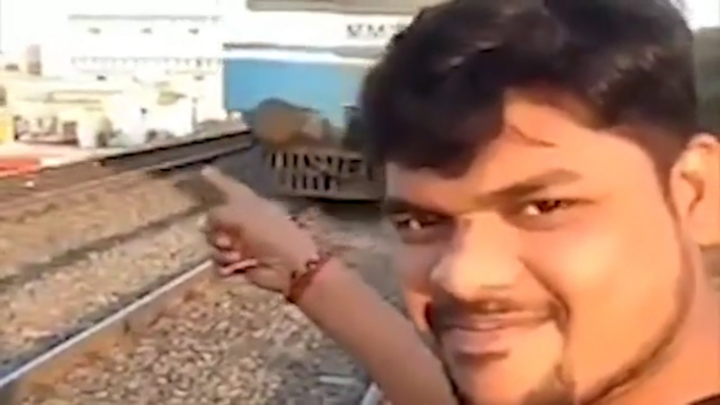 Video: Đứng sát đường ray để sống ảo, nam thanh niên suýt mất mạng