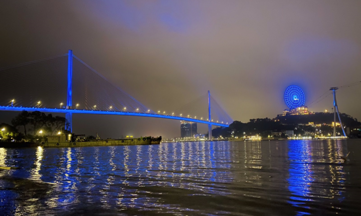 Hàng loạt công trình Sun Group thắp đèn xanh, lan tỏa thông điệp vì người tự kỷ