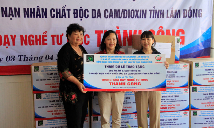 Trao tặng 500 áo ấm và 500 thùng mỳ cho Hội Nạn nhân chất dộc da cam Lâm Đồng