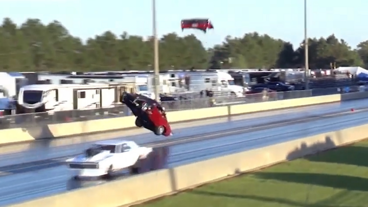 Video: Vừa rời khỏi vạch xuất phát, xe ô tô bốc đầu, bay nắp ca-pô 