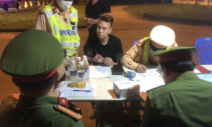 Bị phát hiện dương tính với ma túy, tài xế khai do 'cả nể'