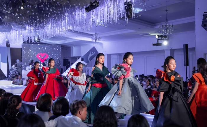 650 mẫu nhí trình diễn trong sự kiện thời trang lớn nhất dành cho trẻ em