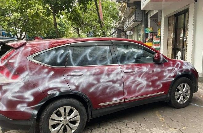 Đỗ chắn cửa hàng, ô tô Honda CR-V bị phun sơn loang lổ
