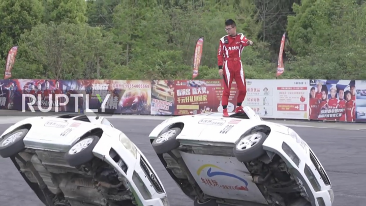 Video: Xem diễn viên đóng thế trình diễn lái xe máy, ô tô mạo hiểm 