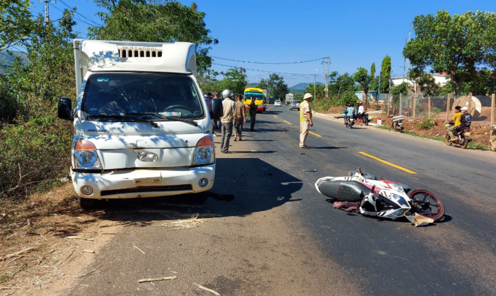 Ô tô tải va chạm xe máy, 3 người cùng gia đình thương vong