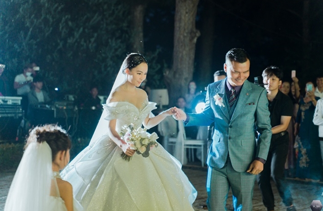  Mỹ Ngọc Bolero diện váy tiền tỷ trong đám cưới