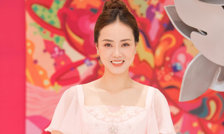 Vợ kém 15 tuổi của NSND Công Lý ngày càng xinh đẹp