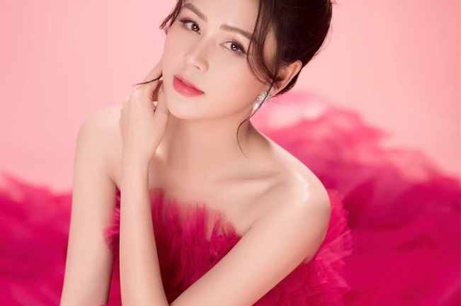 Minh của 'Hướng dương ngược nắng' khoe vai trần nuột như lụa