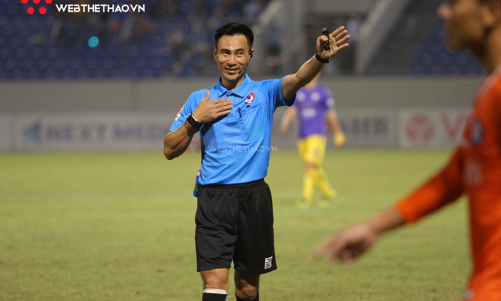 Treo còi trọng tài không phạt thẻ đỏ cầu thủ Hà Nội FC