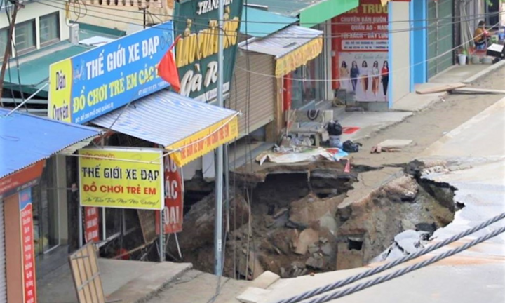 Cận cảnh 'hố tử thần' sâu 5m khiến 20 hộ dân Hà Nội phải di dời