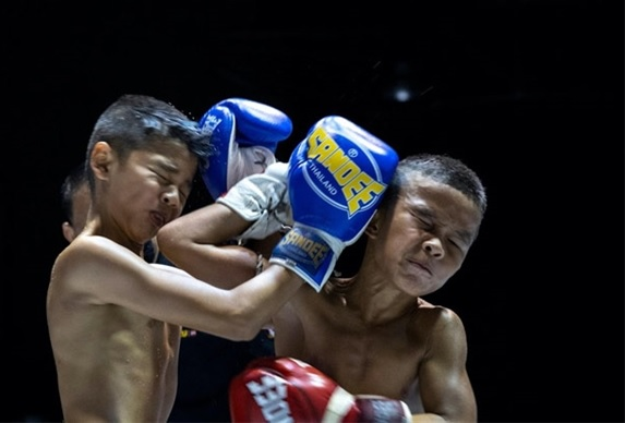 Xót xa cậu bé 9 tuổi phải đấu quyền Anh để nuôi gia đình