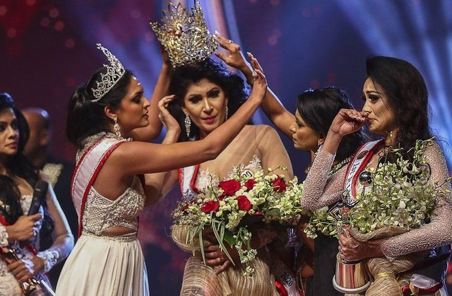 Hoa hậu bị giật vương miện khỏi đầu ngay khi đăng quang