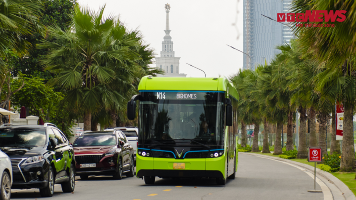 Video: Cận cảnh xe buýt điện thông minh đầu tiên của Việt Nam lăn bánh