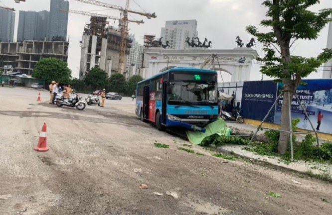 Hà Nội: Xe buýt lao lên vỉa hè tông chết người đi bộ