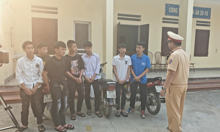 Video: Công an Phú Thọ triệu tập nhóm 'quái xế' bốc đầu xe, đăng lên mạng xã hội