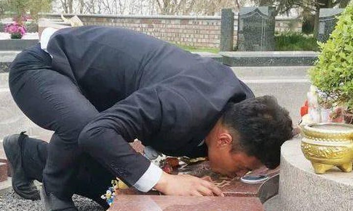 Video: Xúc động câu chuyện người bố xin làm ở nghĩa trang để được ở bên con