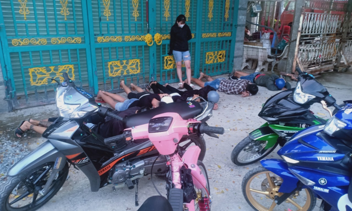 Gặp CSGT, cả băng 'quái xế' lao xe vào vườn, phi xuống kênh bỏ trốn