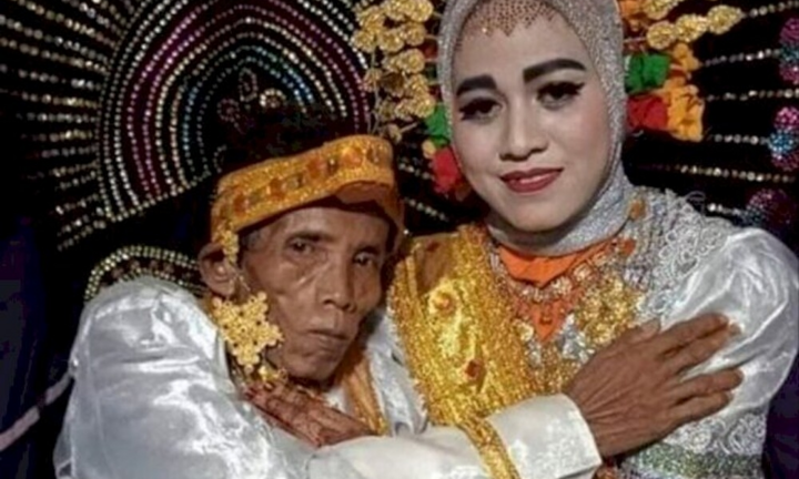 Cầu hôn mẹ không được, ông lão cưới luôn con gái 19 tuổi