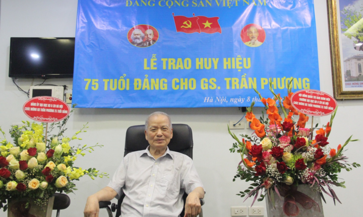GS Trần Phương được trao Huy hiệu 75 năm tuổi Đảng