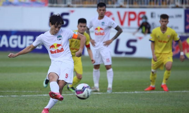 HLV Nguyễn Văn Sỹ: 'Nam Định thua sớm 3 bàn trước HAGL vì thiếu oxy' 