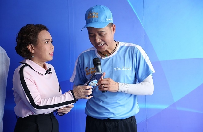 Việt Hương kiếm cớ hôn má danh thủ Nguyễn Hồng Sơn