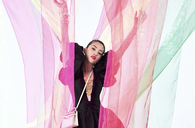 Hoa hậu Tiểu Vy rực rỡ chào hè với những mẫu thời trang độc bản