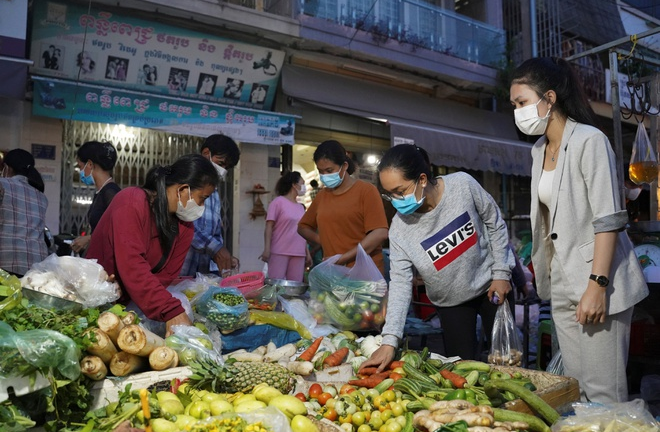 Dân Phnom Penh đổ xô tích trữ thực phẩm trước giờ phong tỏa 